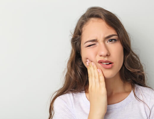 woman with hurting tooth 